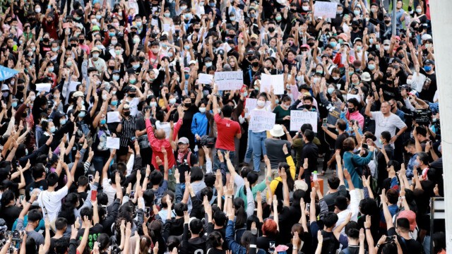 มาตามนัด กลุ่มผู้ชุมนุมรวมตัว บริเวณสะพานข้ามแยกฟิวเจอร์พาร์ค​รังสิต