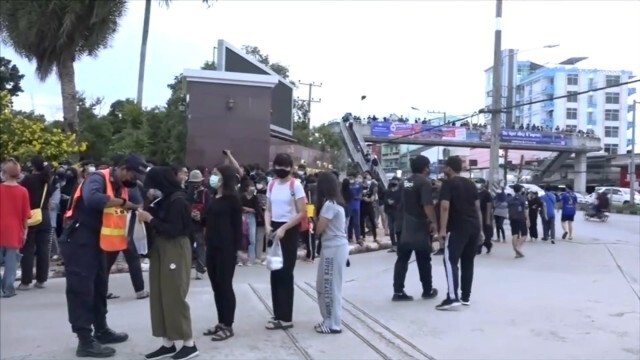 นศ. ม.ทักษิณ ตั้งเวทีขับไล่รัฐบาล