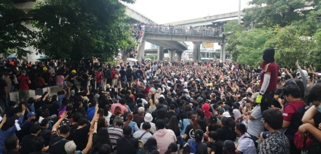ผู้ชุมนุมปิดแยกอโศกแล้ว-หลายจุดเริ่มปราศรัย จี้รัฐทำตามข้อเรียกร้อง 3 ข้อ