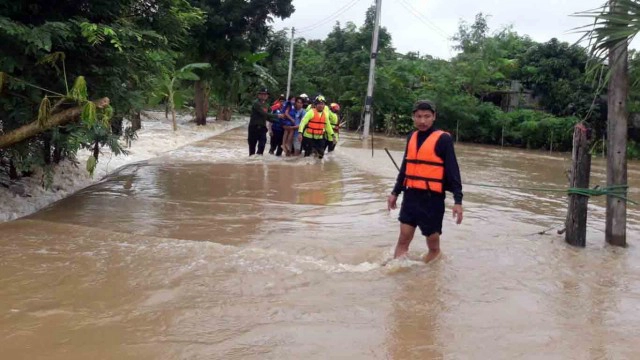 ทหารพราน ทพ.13 เข้าขนย้ายสิ่งของและชาวบ้านออกจากพื้นที่น้ำท่วม ต.ตาหลังใน รอบ 2