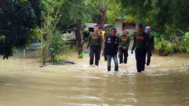 ทหารพราน ทพ.13 เข้าขนย้ายสิ่งของและชาวบ้านออกจากพื้นที่น้ำท่วม ต.ตาหลังใน รอบ 2