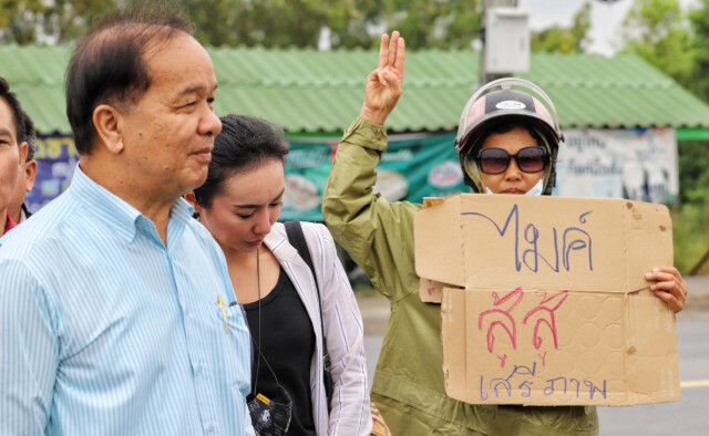 เลขาธิการพรรคเพื่อไทย พร้อม เก่ง การุณ เดินทางเข้าเยี่ยม 6 แกนนำ ลั่นพร้อมประกันตัวทันที