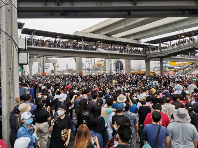 กลุ่มราษฎรนนทบุรีปิดถนนชุมนุมหน้าห้างเซ็นทรัลเวตเก็ต