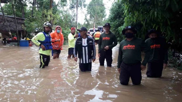ทหารพราน ทพ.13 เข้าขนย้ายสิ่งของและชาวบ้านออกจากพื้นที่น้ำท่วม ต.ตาหลังใน รอบ 2