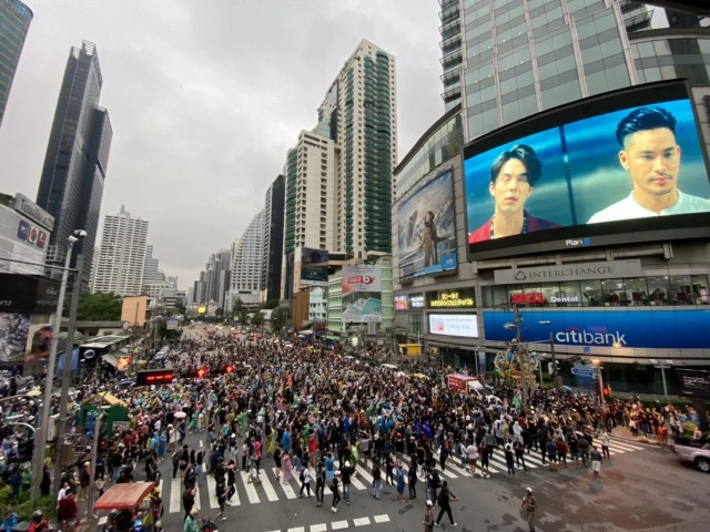 ผู้ชุมนุมปิดแยกอโศกแล้ว-หลายจุดเริ่มปราศรัย จี้รัฐทำตามข้อเรียกร้อง 3 ข้อ