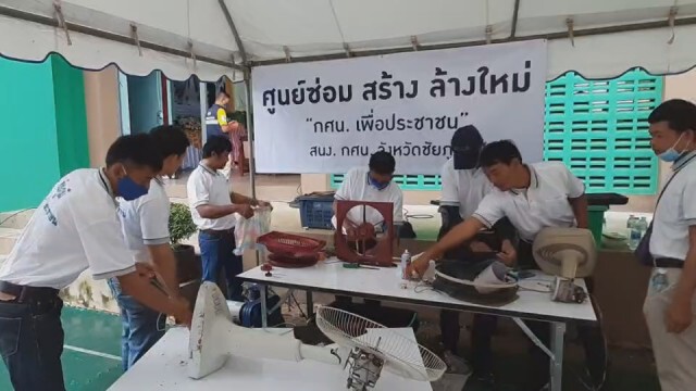 รมช.กระทรวงศึกษาธิการนำครู กศน.ซ่อมเครื่องใช้ไฟฟ้าฟรี ให้ชาวบ้านที่ถูกน้ำท่วม