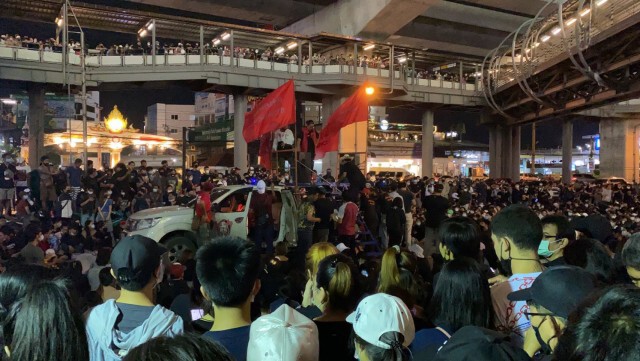 กลุ่มราษฎรนนทบุรีปิดถนนชุมนุมหน้าห้างเซ็นทรัลเวตเก็ต
