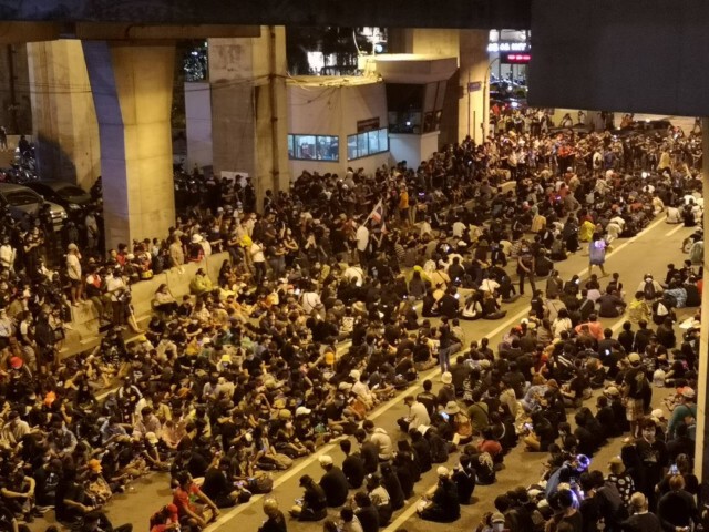 ไทม์ไลน์​ "ม็อบดาวกระจาย" ปิด 4 แยกบางนา​ กดดันรัฐ
