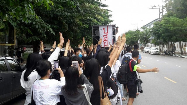 ภาคีนักเรียน-นักศึกษา เคลื่อนขบวนเข้าเมืองขอนแก่น เรียกร้องปล่อยตัวแกนนำ