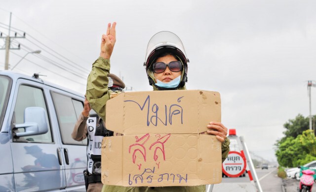 เลขาธิการพรรคเพื่อไทย พร้อม เก่ง การุณ เดินทางเข้าเยี่ยม 6 แกนนำ ลั่นพร้อมประกันตัวทันที