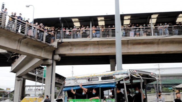 มาตามนัด กลุ่มผู้ชุมนุมรวมตัว บริเวณสะพานข้ามแยกฟิวเจอร์พาร์ค​รังสิต