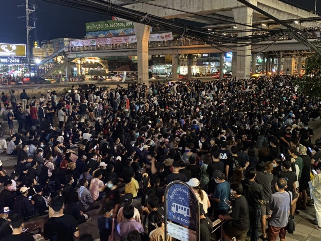กลุ่มราษฎรนนทบุรีปิดถนนชุมนุมหน้าห้างเซ็นทรัลเวตเก็ต