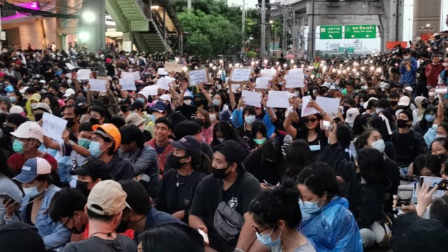กลุ่มราษฎรนนทบุรีปิดถนนชุมนุมหน้าห้างเซ็นทรัลเวตเก็ต