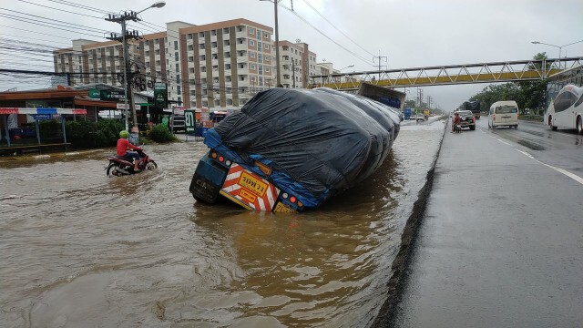 ฝนถล่มโคราช มองไม่เห็นทางรถเสียหลักหลายคัน