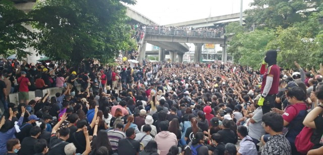 ผู้ชุมนุมปิดแยกอโศกแล้ว-หลายจุดเริ่มปราศรัย จี้รัฐทำตามข้อเรียกร้อง 3 ข้อ