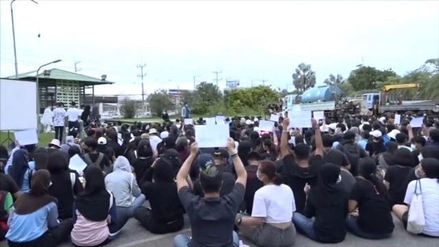 นศ. ม.ทักษิณ ตั้งเวทีขับไล่รัฐบาล