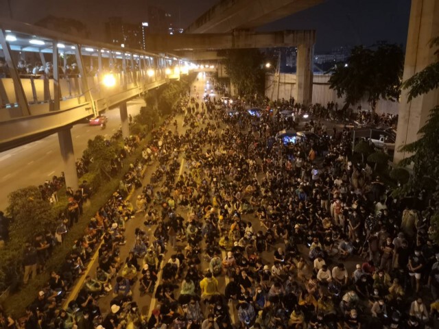 ไทม์ไลน์​ "ม็อบดาวกระจาย" ปิด 4 แยกบางนา​ กดดันรัฐ
