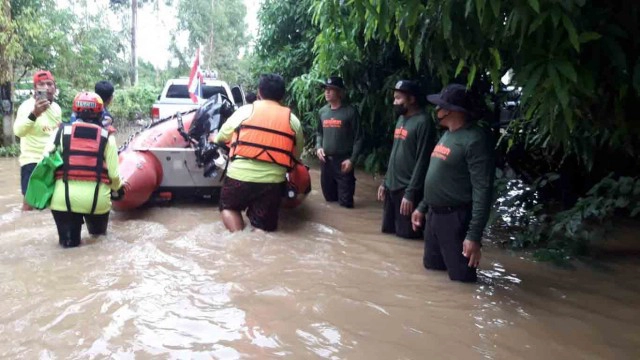 ทหารพราน ทพ.13 เข้าขนย้ายสิ่งของและชาวบ้านออกจากพื้นที่น้ำท่วม ต.ตาหลังใน รอบ 2