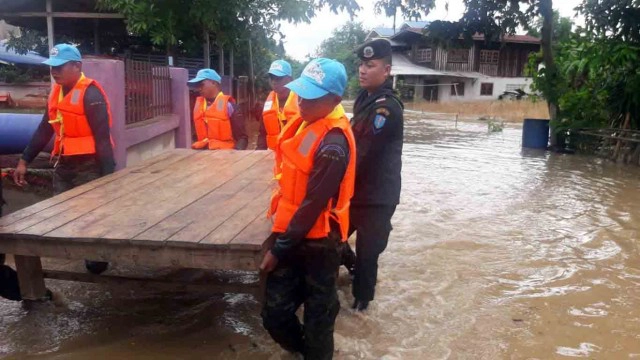 ทหารพราน ทพ.13 เข้าขนย้ายสิ่งของและชาวบ้านออกจากพื้นที่น้ำท่วม ต.ตาหลังใน รอบ 2