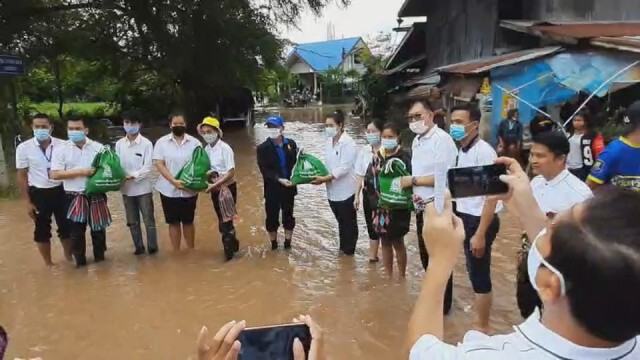 รมช.กระทรวงศึกษาธิการนำครู กศน.ซ่อมเครื่องใช้ไฟฟ้าฟรี ให้ชาวบ้านที่ถูกน้ำท่วม