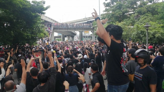 ผู้ชุมนุมปิดแยกอโศกแล้ว-หลายจุดเริ่มปราศรัย จี้รัฐทำตามข้อเรียกร้อง 3 ข้อ