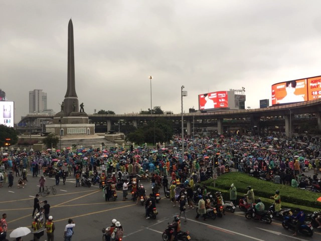 ผู้ชุมนุมปิดแยกอโศกแล้ว-หลายจุดเริ่มปราศรัย จี้รัฐทำตามข้อเรียกร้อง 3 ข้อ