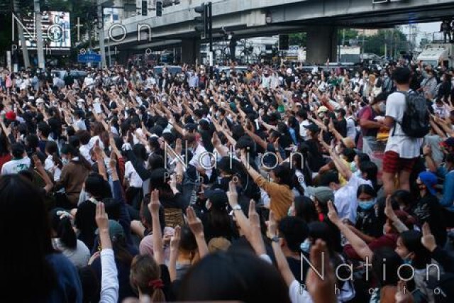 ประมวลภาพบรรยากาศ "ม็อบ 19 ตุลา" แยกเกษตร-เรือนจำพิเศษกรุงเทพ