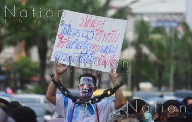 ประมวลภาพบรรยากาศ "ม็อบ 19 ตุลา" แยกเกษตร-เรือนจำพิเศษกรุงเทพ