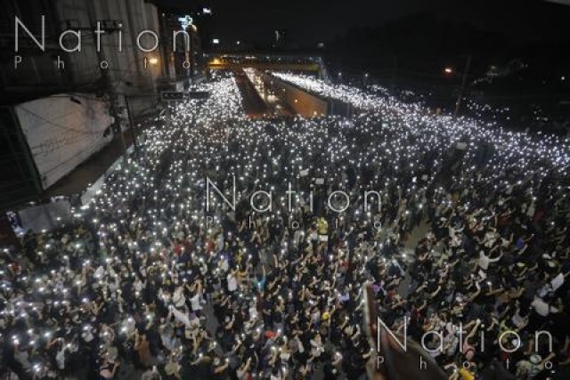 ประมวลภาพบรรยากาศ "ม็อบ 19 ตุลา" แยกเกษตร-เรือนจำพิเศษกรุงเทพ