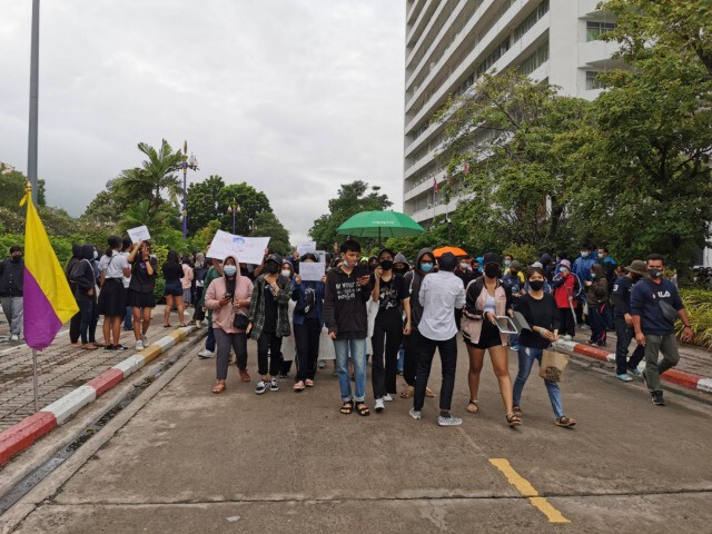 นร.นศ.บุรีรัมย์รวมหลังเลิกเรียนชุมนุมชูสามนิ้ว