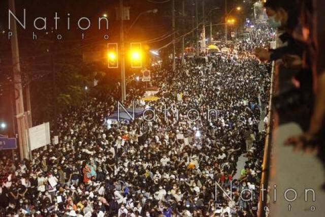 ประมวลภาพบรรยากาศ "ม็อบ 19 ตุลา" แยกเกษตร-เรือนจำพิเศษกรุงเทพ