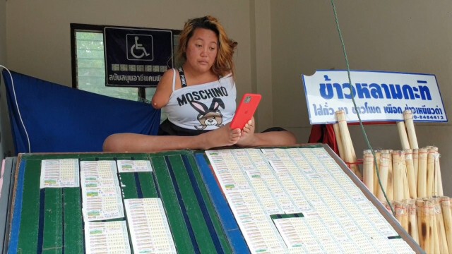 สาวพิการสู้ชีวิต-มีเพียงเท้าเปล่าขายหวยเลี้ยงชีพ