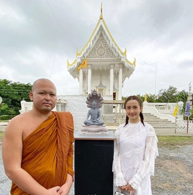 'แต้ว-ครอบครัว'ร่วมบุญใหญ่เททองหล่อพระพุทธรูป