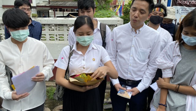 อาจารย์ มธ.ศูนย์รังสิต พร้อมเพื่อนนักศึกษา เข้าเยี่ยม 3 แกนนำ
