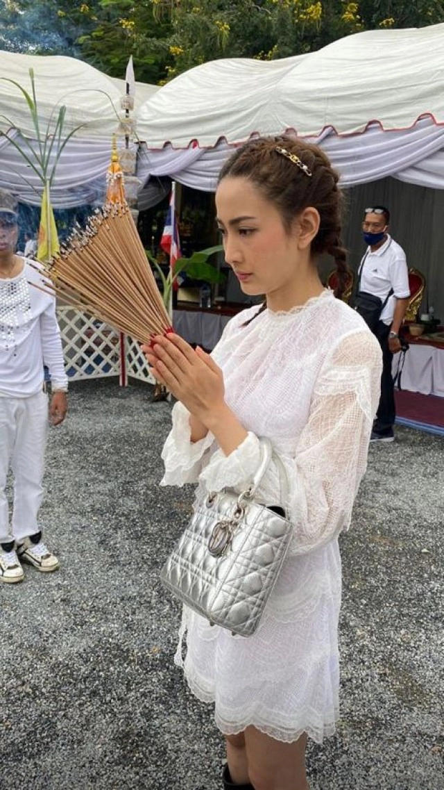 'แต้ว-ครอบครัว'ร่วมบุญใหญ่เททองหล่อพระพุทธรูป