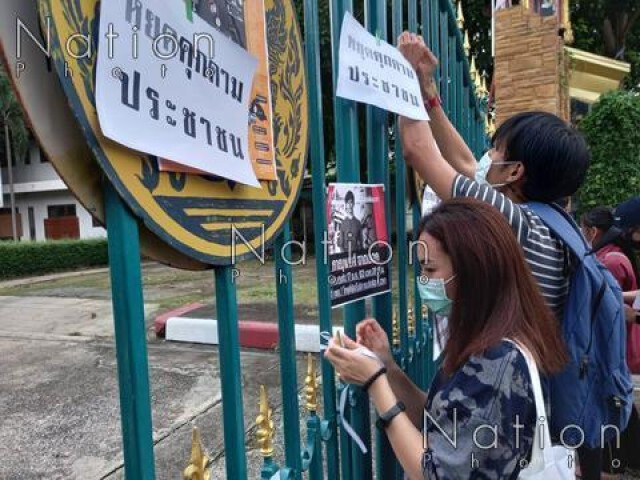 ประมวลภาพบรรยากาศ "ม็อบ 19 ตุลา" แยกเกษตร-เรือนจำพิเศษกรุงเทพ
