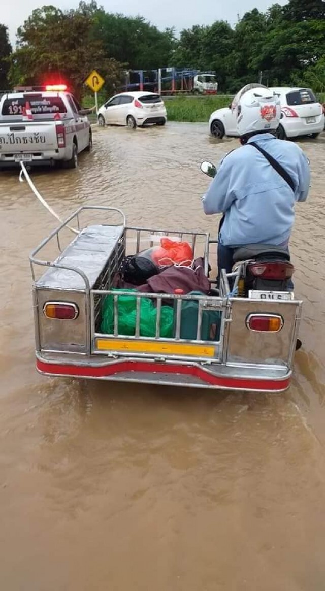 ผู้กำกับน้ำดี เห็นหญิงชรารถเสีย รู้เหตุรีบรุดเข้าช่วยไม่คิดชีวิต
