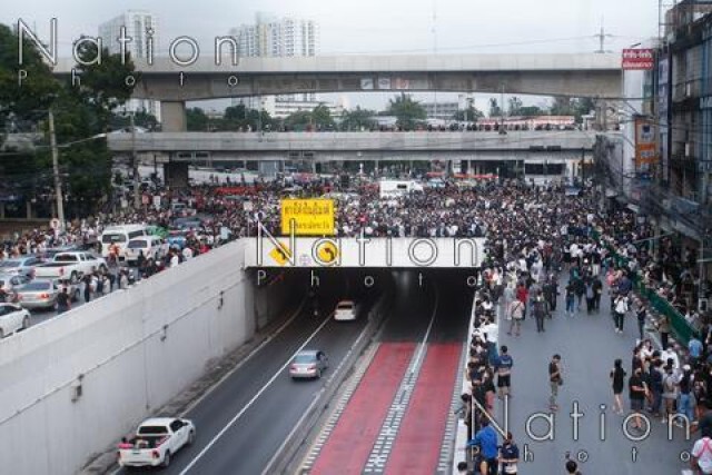 ประมวลภาพบรรยากาศ "ม็อบ 19 ตุลา" แยกเกษตร-เรือนจำพิเศษกรุงเทพ