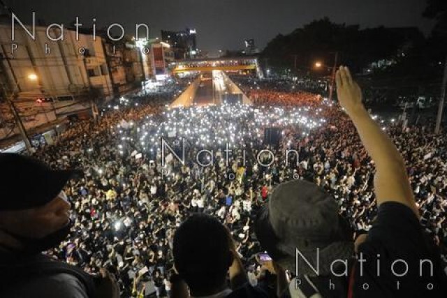 ประมวลภาพบรรยากาศ "ม็อบ 19 ตุลา" แยกเกษตร-เรือนจำพิเศษกรุงเทพ
