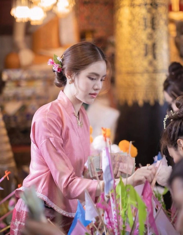 ส่องความงาม"คนบันเทิง"แต่งชุดไทยทำบุญทอดกฐิน