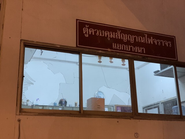 ตร.ล่ามือปาหินใส่ป้อมยาม บางนา