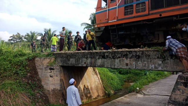 หญิงกระโดดให้รถไฟชน อาการสาหัส