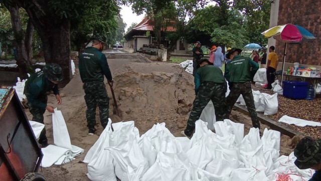 เร่งตั้งกระสอบทรายริมมูล ป้องกันน้ำทะลักท่วมพิพิธภัณฑสถาน