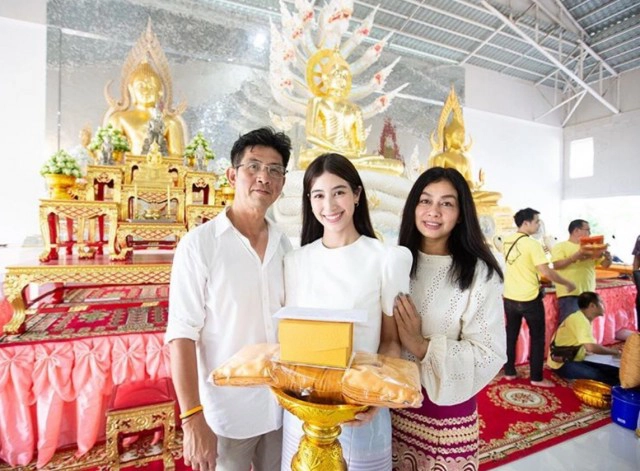 ส่องความงาม"คนบันเทิง"แต่งชุดไทยทำบุญทอดกฐิน