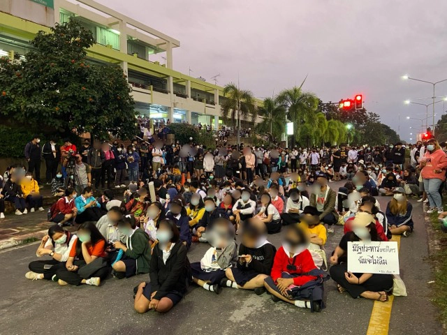 ผู้ชุมนุมจี้ ให้ มข.ออกแถลงการณ์ช่วย นศ. ถูกจับทางการเมือง