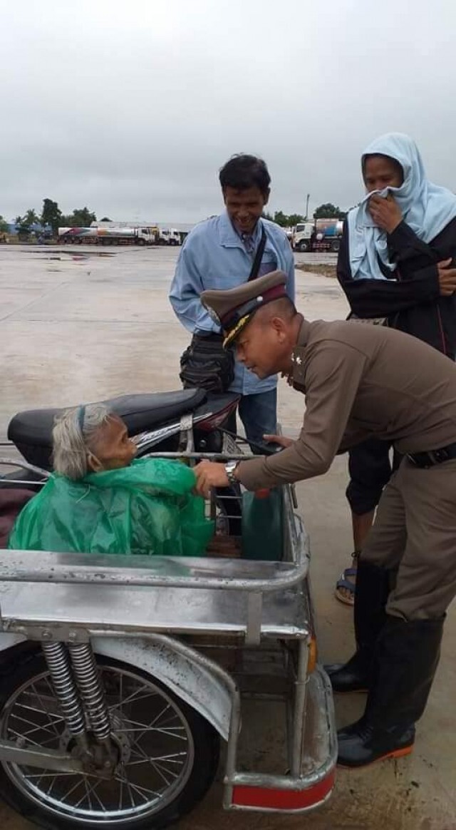 ผู้กำกับน้ำดี เห็นหญิงชรารถเสีย รู้เหตุรีบรุดเข้าช่วยไม่คิดชีวิต