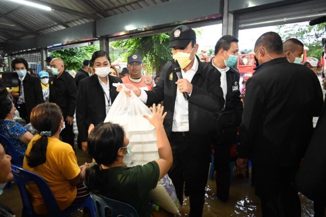 นายกฯลงโคราชพร้อมสั่งเยียวยาปชช.หลังได้รับผลกระทบน้ำท่วม