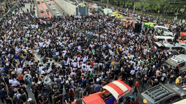 "จ่านิว" เริ่มปราศรัยแยกเกษตร-"ม็อบนนท์"จี้ปล่อยตัวแกนนำ