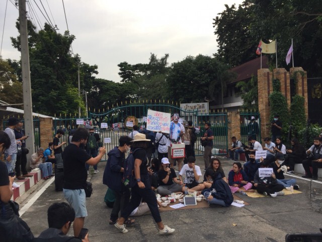 "จ่านิว" เริ่มปราศรัยแยกเกษตร-"ม็อบนนท์"จี้ปล่อยตัวแกนนำ