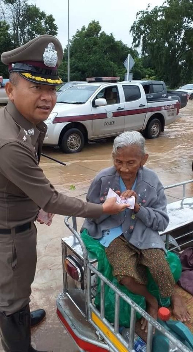 ผู้กำกับน้ำดี เห็นหญิงชรารถเสีย รู้เหตุรีบรุดเข้าช่วยไม่คิดชีวิต
